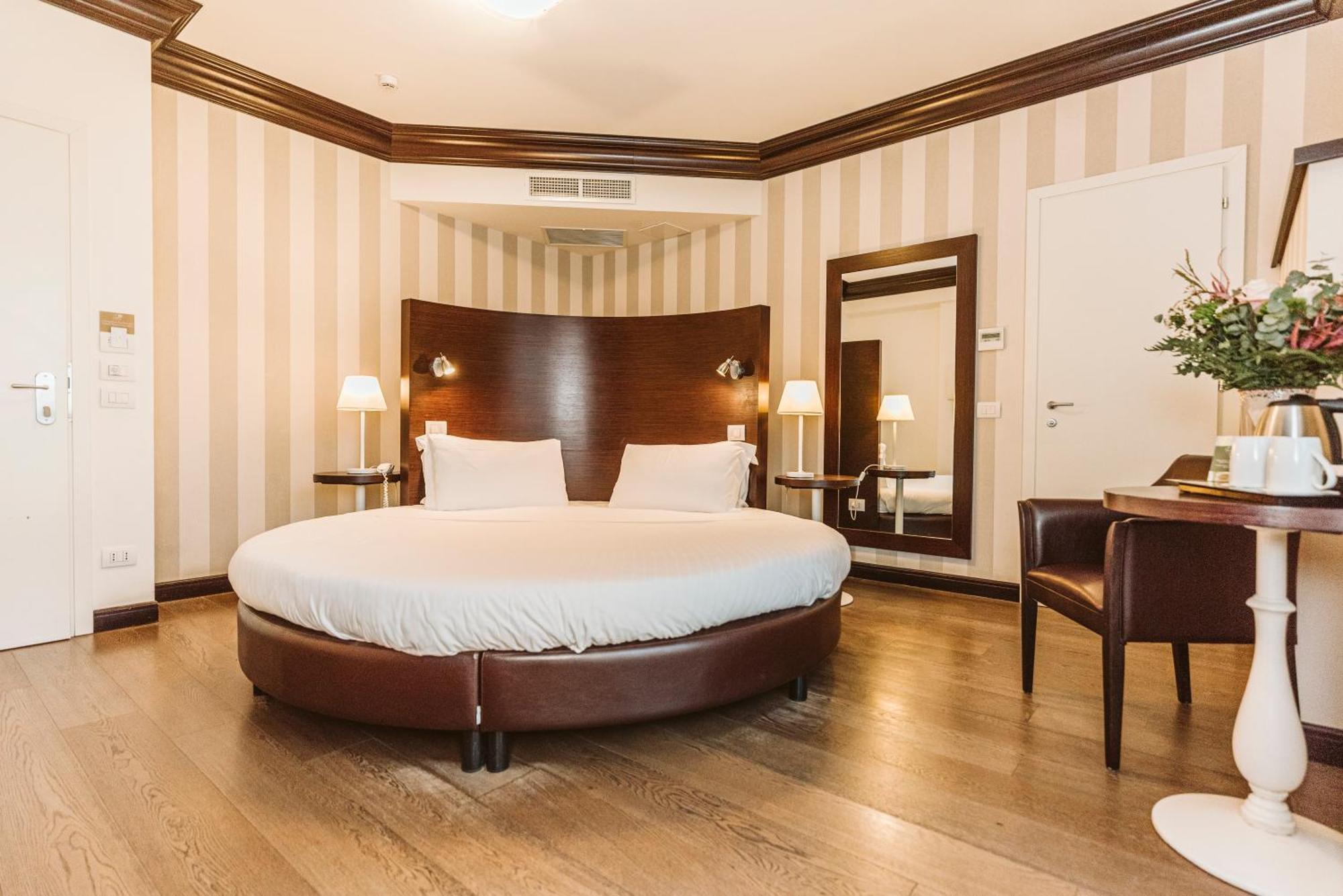 Palazzo Bezzi Hotel ราเวนนา ภายนอก รูปภาพ